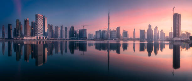 vista panorámica de la bahía de negocios de dubai, emiratos árabes unidos - industry sunrise dubai construction fotografías e imágenes de stock