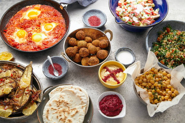 obenliegende bild der traditionellen jüdischen und nahöstliche speisen: falafel, fattoush, teaneck, shakshuka, balila, hummus, gebratene auberginen und würzige rote beete dip. israelische küche-konzept - tabbouleh vegeterian food middle stock-fotos und bilder