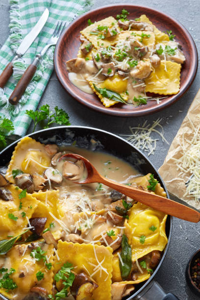 porzione di gustosi ravioli italiani, vista dall'alto - edible mushroom mushroom ravioli basil foto e immagini stock