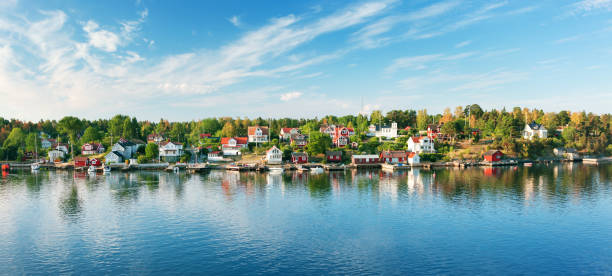 petites îles dans la matinée près de stockholm - archipel photos et images de collection