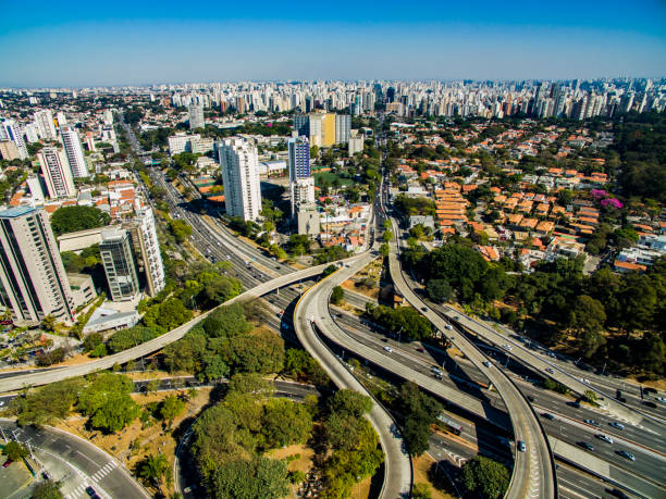 istock Bird's eye view of the crossroads 1007710528