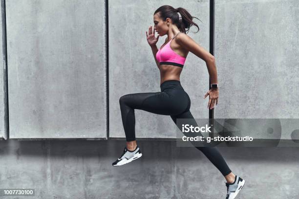 Un Desafío A Sí Misma Foto de stock y más banco de imágenes de Ejercicio físico - Ejercicio físico, Mujeres, Correr