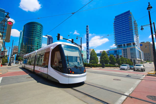 centro de la ciudad de kansas de city skyline streetcar - trolley bus fotografías e imágenes de stock