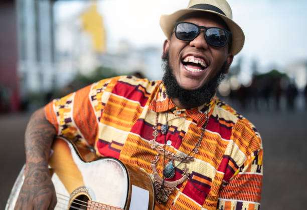 homme de la descente afro hipster avec la guitare à l’extérieur - men artist guitarist guitar photos et images de collection