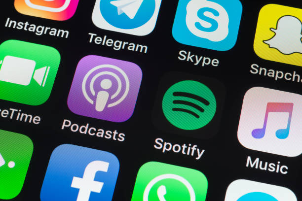 podcasty, spotify, muzyka i inne aplikacje na telefon na ekranie iphone'a - spotify zdjęcia i obrazy z banku zdjęć