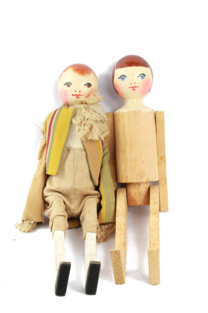 白い背景の木製彫刻が施されたアンティーク人形 - doll evil child baby ストックフォトと画像