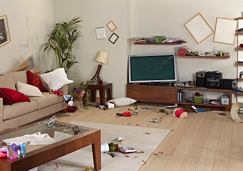 sala de estar desordenado con daño photo