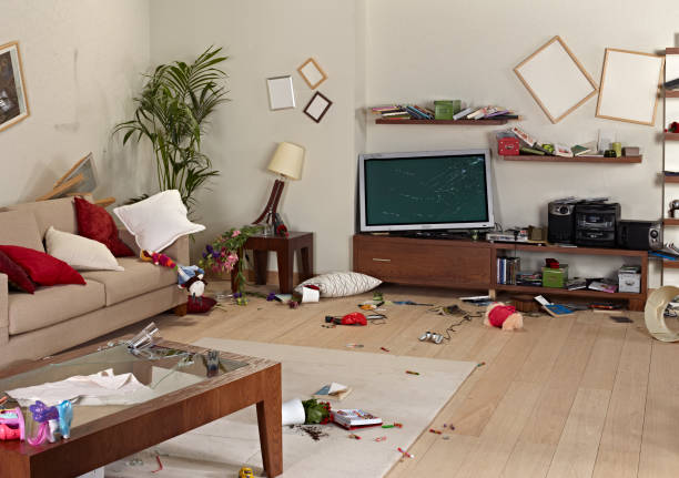 rommelige woonkamer met schade - earthquake stockfoto's en -beelden