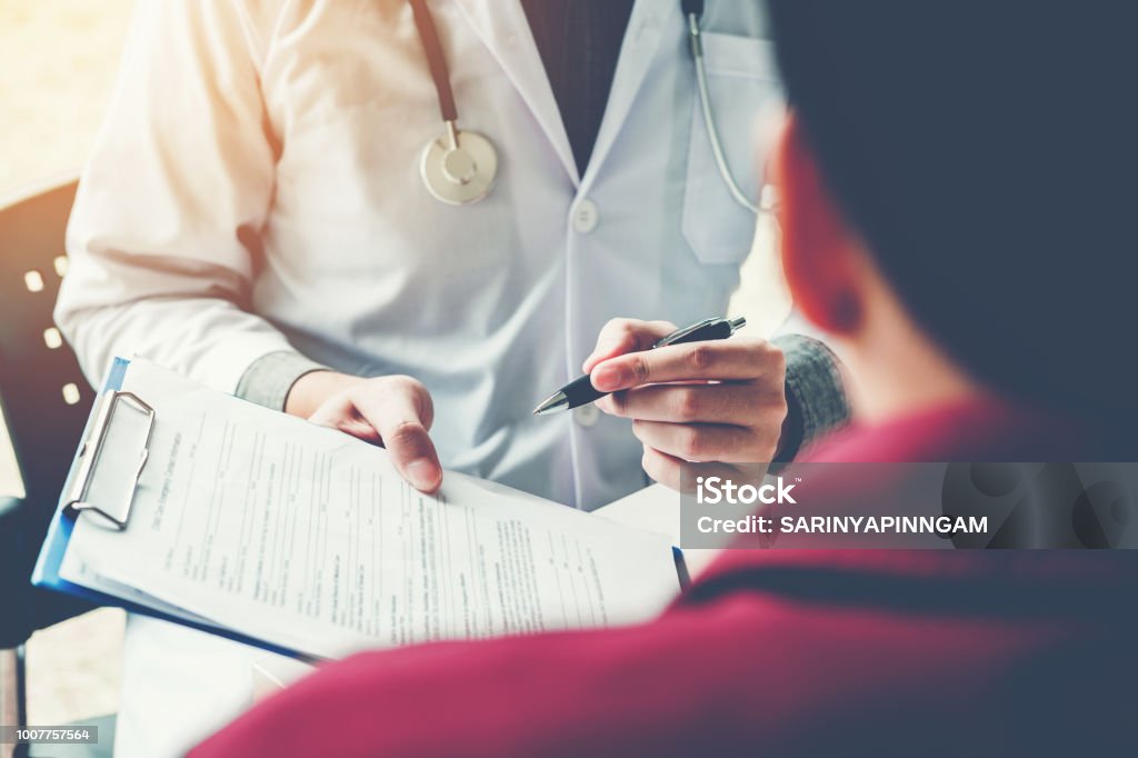 Ärzte und Patienten sitzen und reden. Am Tisch neben dem Fenster im Krankenhaus. - Lizenzfrei Arzt Stock-Foto