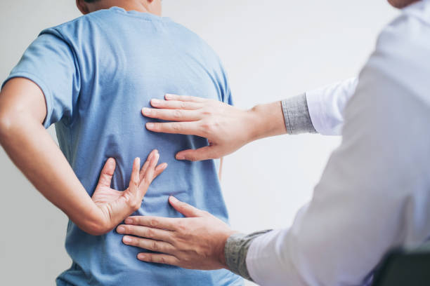 médico consulta con paciente concepto de terapia física de problemas de espalda - dolor de espalda fotos fotografías e imágenes de stock