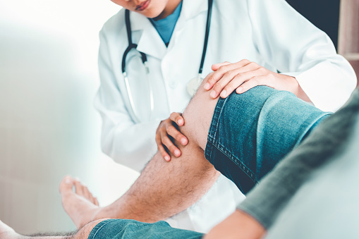Consultar con el concepto de terapia física de problemas de rodilla paciente médico photo