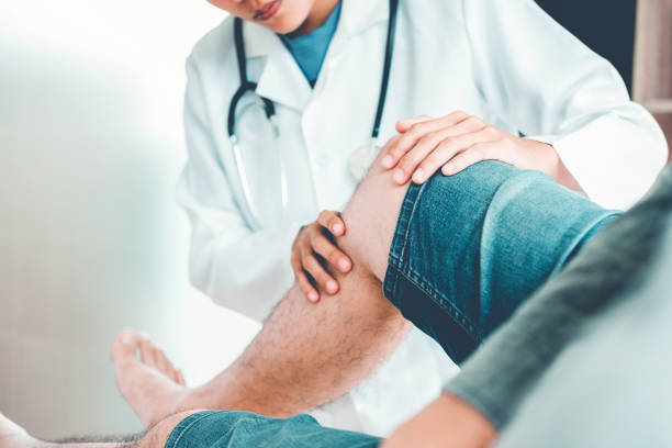 consulenza del medico con il paziente problemi al ginocchio concetto di terapia fisica - male doctor foto e immagini stock