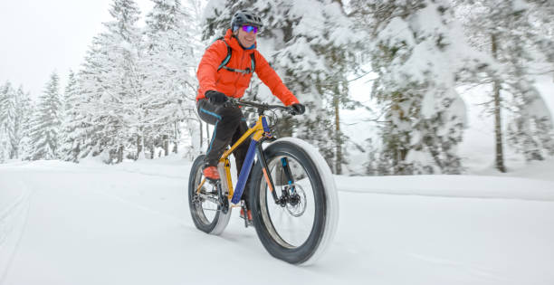 istock Male mountain biker riding fatbike 1007763338