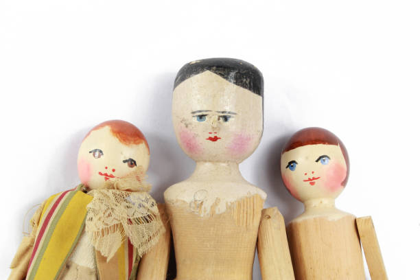 en bois sculpté poupee ancienne sur fond blanc - doll wood sadness depression photos et images de collection