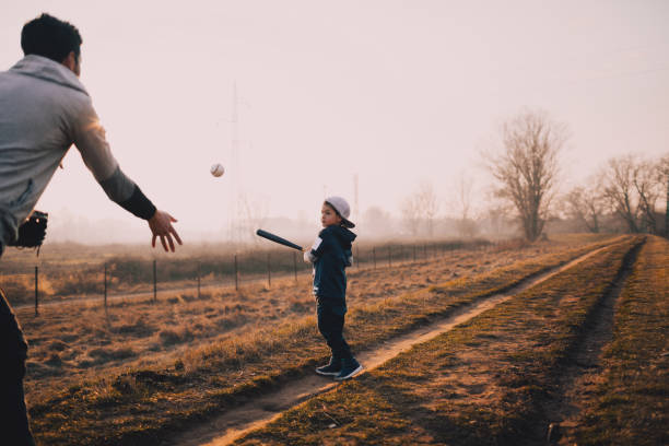 giocare a pescato su un campo - playing catch foto e immagini stock