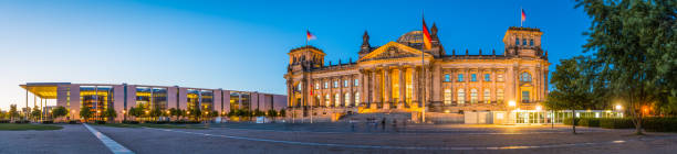 parlamento reichstag de berlim iluminado no crepúsculo panorama de tiergarten com vista para alemanha - reichstag - fotografias e filmes do acervo