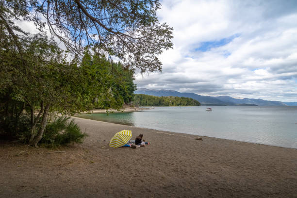 bahia mansa bay at nahuel huapi lake - villa la angostura, patagonia, argentyna - bariloche chile lake nahuel huapi lake zdjęcia i obrazy z banku zdjęć