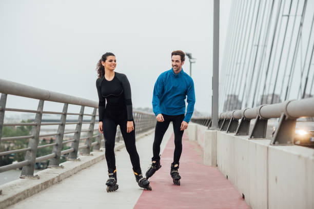 amigos andar de patins na ponte - no rollerblading - fotografias e filmes do acervo