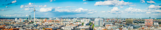 берлинская воздушная панорама над крышами фернсехтурм и митте достоприме�чательностями германии - berlin cathedral berlin germany museum island sunlight стоковые фото и изображения