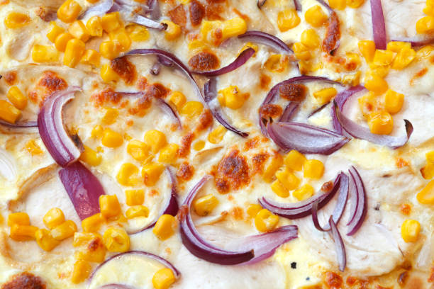 pizza mit ampoules, und käse mais, - essen und photos et images de collection