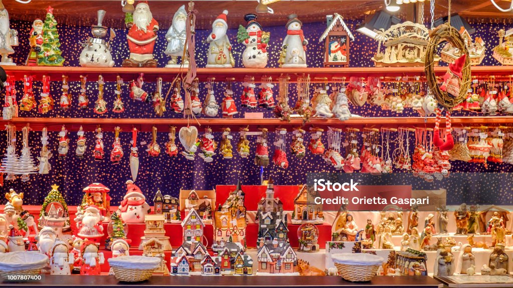 오래 된 도시의 스트라스부르 (알자스, 프랑스)에서 크리스마스 시장에서 크리스마스 상품 - 로열티 프리 크리스마스 스톡 사진