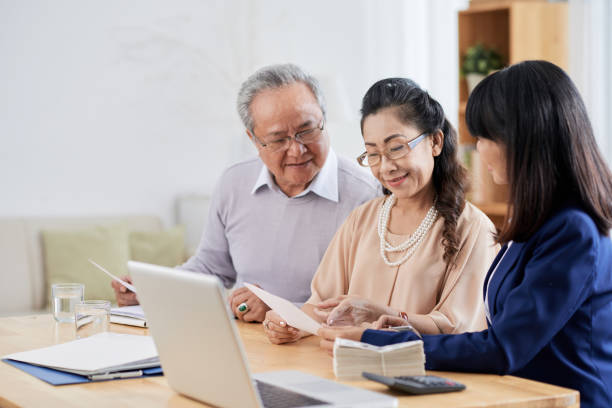 istock Meeting with financial adviser 1007808178