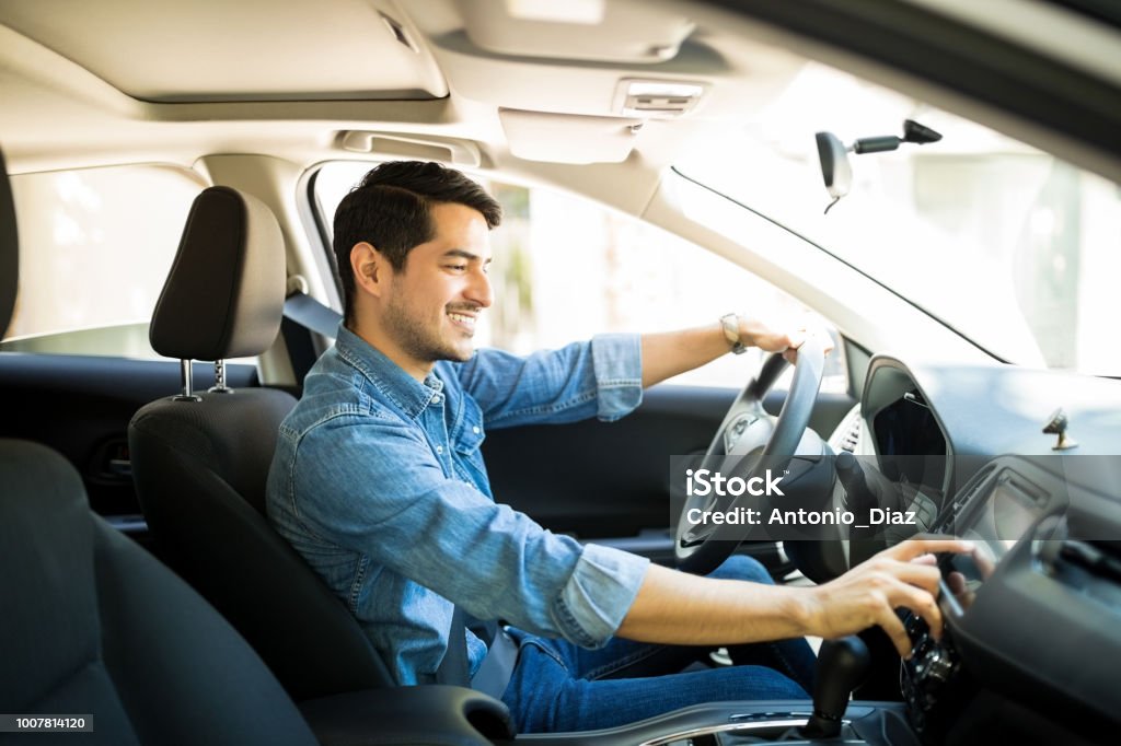 Commutation de station de radio en conduisant l’homme - Photo de Voiture libre de droits