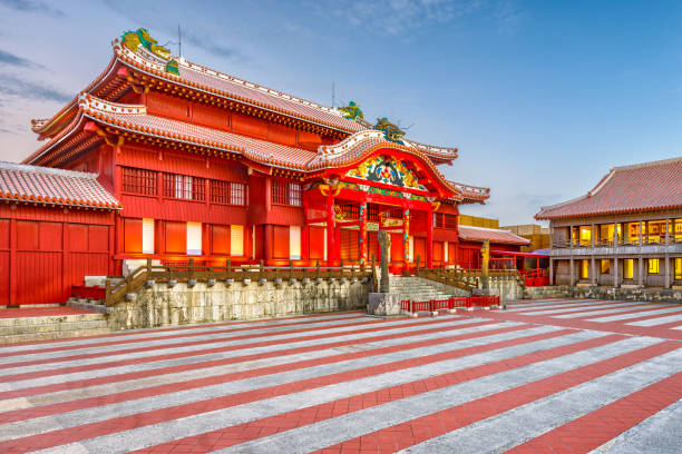 castillo de shuri, okinawa, japón - shuri castle fotografías e imágenes de stock