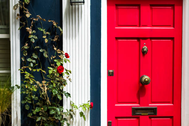 внешний вид традиционного британского жилого дома с красной дверью - front door door red red door стоковые фото и изображения