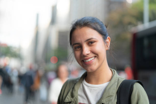 jeune femme dans le portrait de la ville - youth culture women human face portrait photos et images de collection