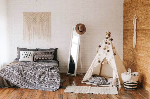 ein schlafzimmer in einem indischen stil-interieur - tipi bett stock-fotos und bilder