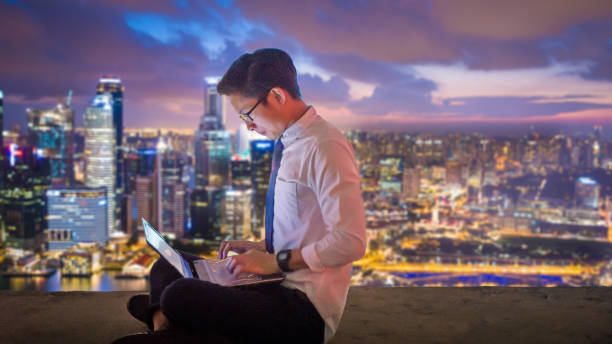 asien-geschäftsmann mit laptop und digital-tablette in singapur - freiheit grafiken stock-fotos und bilder