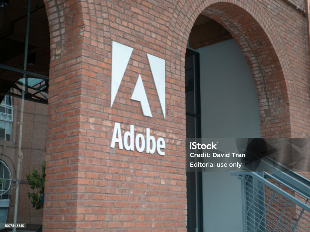 Entrada a la ubicación de la oficina de Adobe San Francisco en almacén histórico de Baker y Hamilton - Foto de stock de Adobe libre de derechos