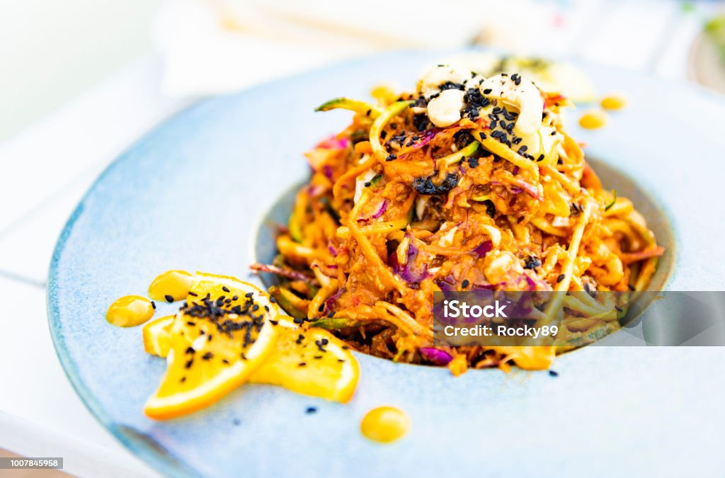 Food tendance Zoodles Pad Thai-Vegan RAW Food - Photo de Noix de cajou libre de droits