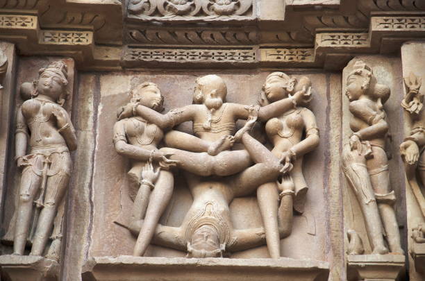 kandariya mahadev 사원: 남쪽 벽-낮은 패널-mithuna 부부, 서 부 그룹, 카 주 라 호, 마디 아 프라 데 시, 인도, 유네스코 세계 유산 사이트 - kama sutra temple 뉴스 사진 이미지
