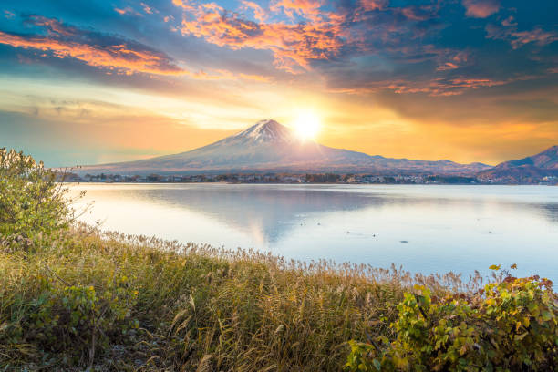 富士山と朝、日本の山梨で秋の季節富士山河口湖。 - fuji mt fuji yamanashi prefecture japanese fall foliage ストックフォトと画像