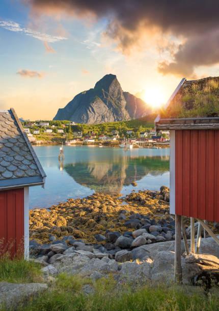 vista panorámica de noruega islas lofoten en noruega con puesta del sol escénica - lofoten and vesteral islands beach nature norway fotografías e imágenes de stock