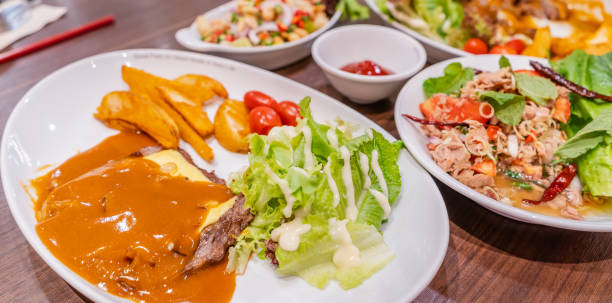 マグロのサラダと前菜とロースのピリ辛ピーナッツ サラダで構成される大きなディナーのメインコースはステーキ。栄養がいっぱいです。 - big eye tuna ストックフォトと画像