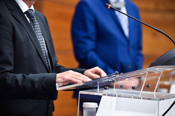 colpo di dettaglio con l'uomo in giacca e cravatta durante una conferenza stampa - politico foto e immagini stock