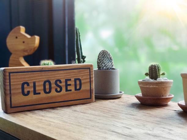 istock Closed wood label with cactus tree decoration in cafe shop 1007894096