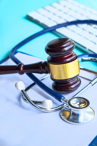 gavel and stethoscope. medical jurisprudence. legal definition of medical malpractice. attorney. common errors doctors, nurses and hospitals make - patient stethoscope gavel hammer imagens e fotografias de stock