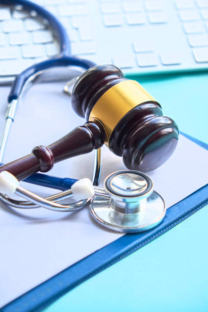 gavel and stethoscope. medical jurisprudence. legal definition of medical malpractice. attorney. common errors doctors, nurses and hospitals make - patient stethoscope gavel hammer imagens e fotografias de stock