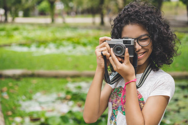 chica tomando fotos en el parque público - niñas fotos fotografías e imágenes de stock