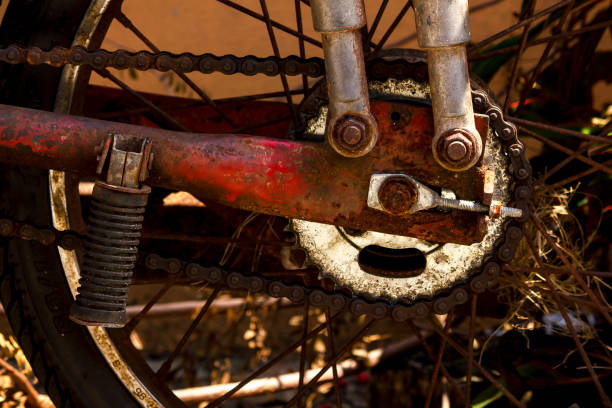 istock Chain of bicycle wheels and rust. 1007939952
