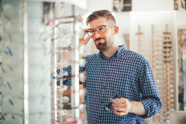 光学系の店で - glasses ストックフォトと画像