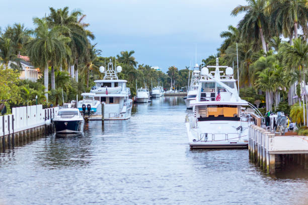 atardecer en los canales de fort lauderdale. yates de lujo en las olas boulevard, florida, eeuu - fort lauderdale fort florida beach fotografías e imágenes de stock