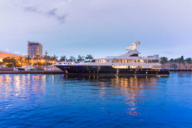 Sol descendo ao pôr do sol em Fort Lauderdale marina. Iates de luxo em Las Olas Boulevard, Flórida, EUA - foto de acervo