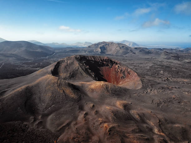 ティマンファヤ国立公園、ランサローテ島、カナリア諸島、スペインの近くの火山の谷の空撮 - caldera ストックフォトと画像