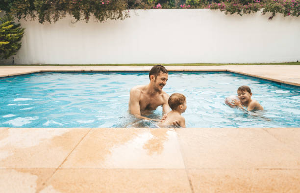 istock Family at the pool 1007960936