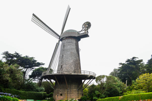 istock Windmill of San Francisco 1007964506